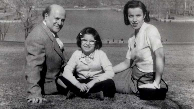 Miriam com os pais David Friedman e Hildegard, que também era sobrevivente do Holocausto: infância foi feliz e com poucas menções ao horror vivido na guerra