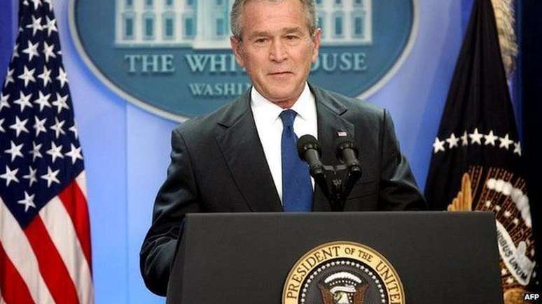 George W. Bush era o presidente dos Estados Unidos. quando o programa foi aprovado