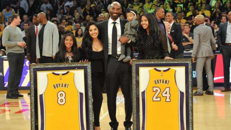 O Los Angeles Lakers, único clube defendido por Bryant aposentou as camisas 8 e 24, usadas pelo craque do basquete em sua carreira