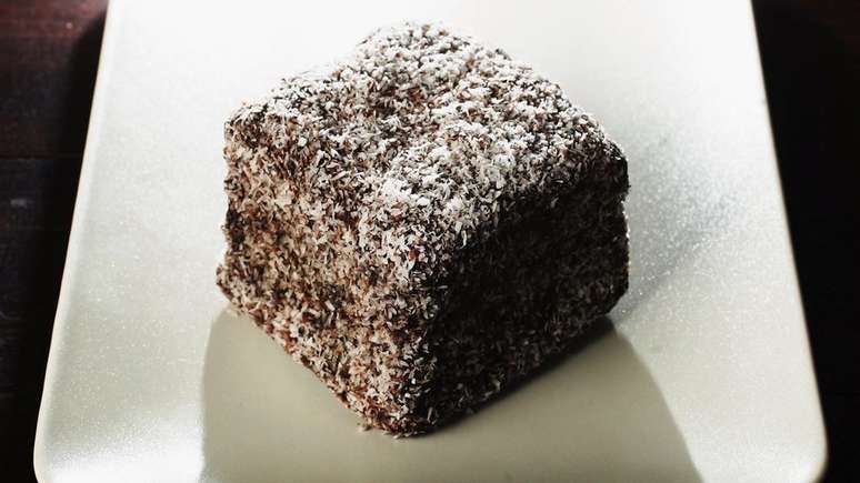 Participantes comiam 'lamingtons', bolo típico feito de massa de pão de ló coberto de calda de chocolate e coco seco
