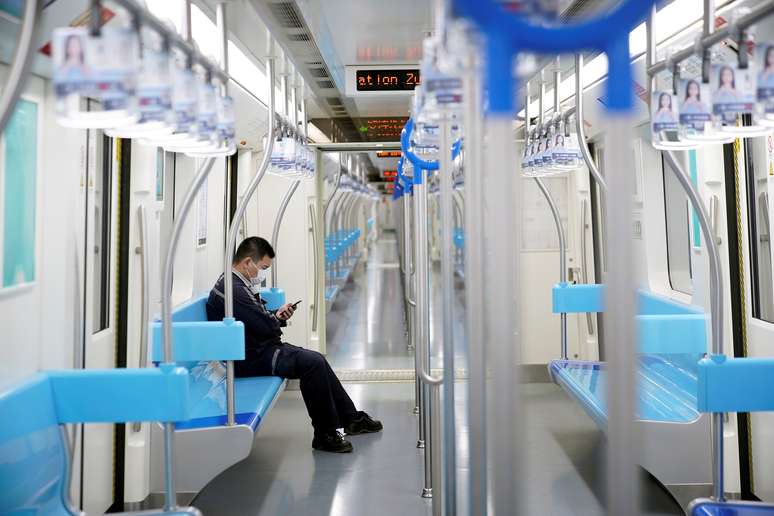 Homem com máscara de proteção em vagão vazio do metrô de Xangai
23/01/2020
REUTERS/Aly Song