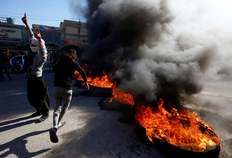 Manifestantes iraquianos protestam com pneus queimados em via de Najaf
27/01/2020
REUTERS/Alaa al-Marjani