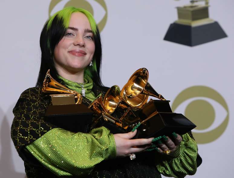 Billie Eilish posa para fotos com os pr&ecirc;mios Grammy
26/01/2020
REUTERS/Monica Almeida