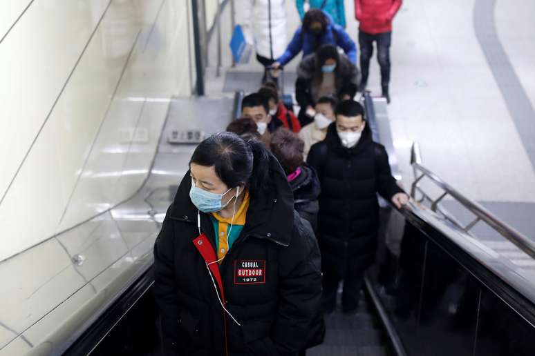Pessoas usam máscaras em estação de metrô de Pequim. REUTERS/Carlos Garcia Rawlins