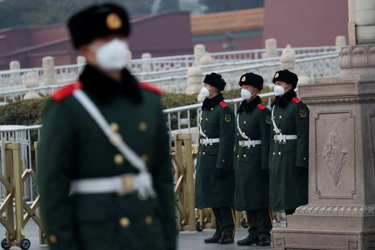 Agentes das forças de segurança da China com máscara de proteção na Praça da Paz Celestial, em Pequim
27/01/2020
REUTERS/Carlos Garcia Rawlins