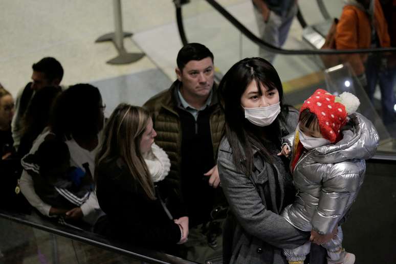 Viajantes usando máscaras no aeroporto de Seattle
23/01/2020 REUTERS/David Ryder