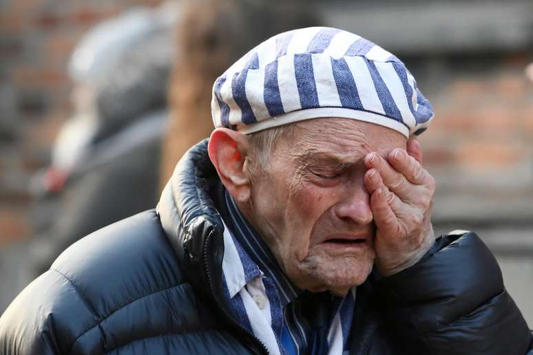 Sobrevivente chora durante cerimônia para marcar libertação do campo de Auschwitz
27/01/2020
Jakub Porzycki/Agencja Gazeta via REUTERS