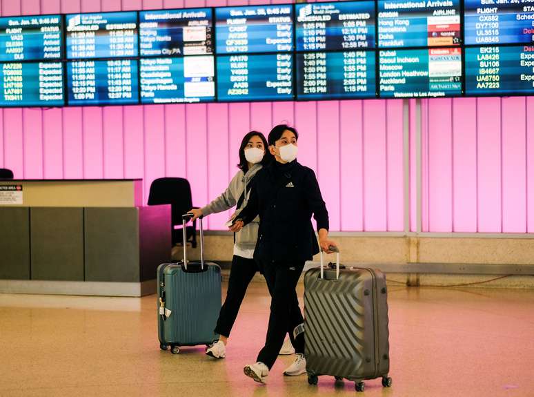 Passageiros desembarcam de voo oriundo da China, depois de casos de coronavírus reportados no país. 26/1/2020.  REUTERS/Ringo Chiu 