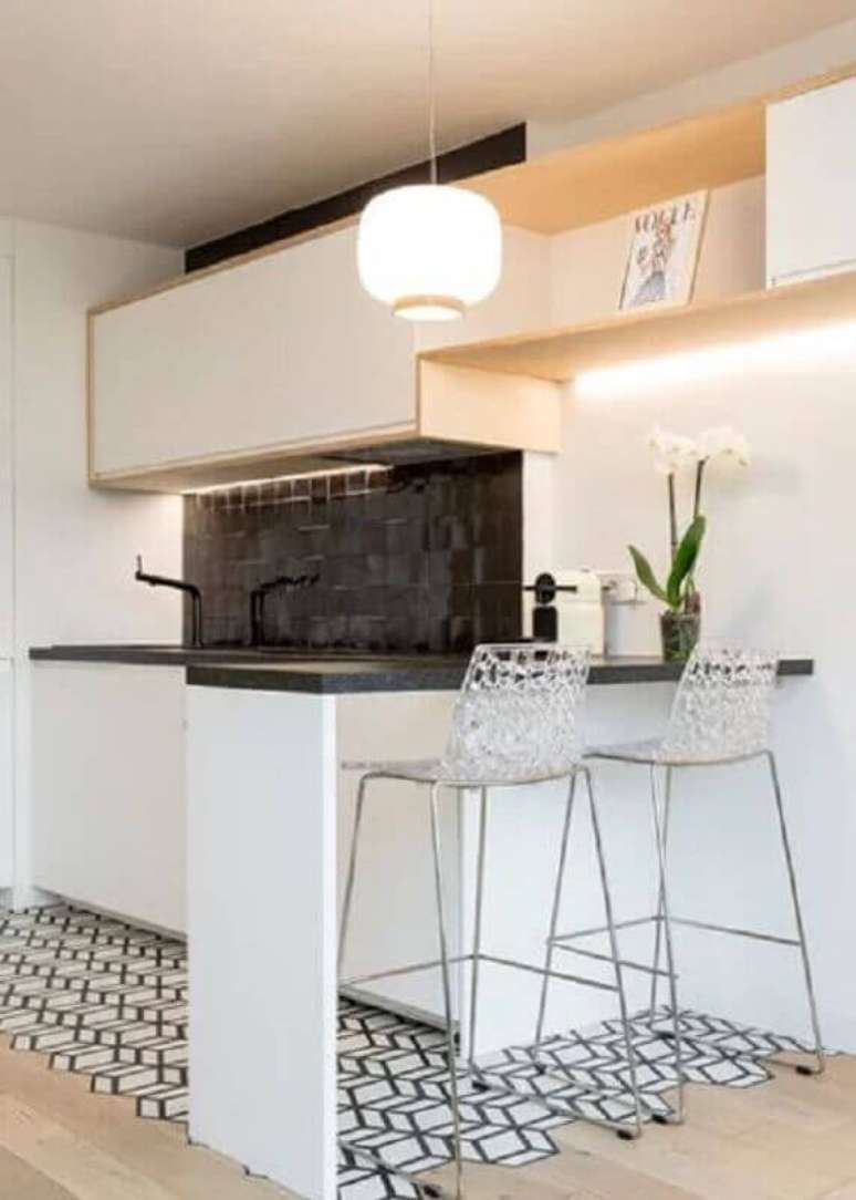 14. Banqueta alta moderna com assento de acrílico transparente para decoração de cozinha americana preta e branca – Foto: Pinterest