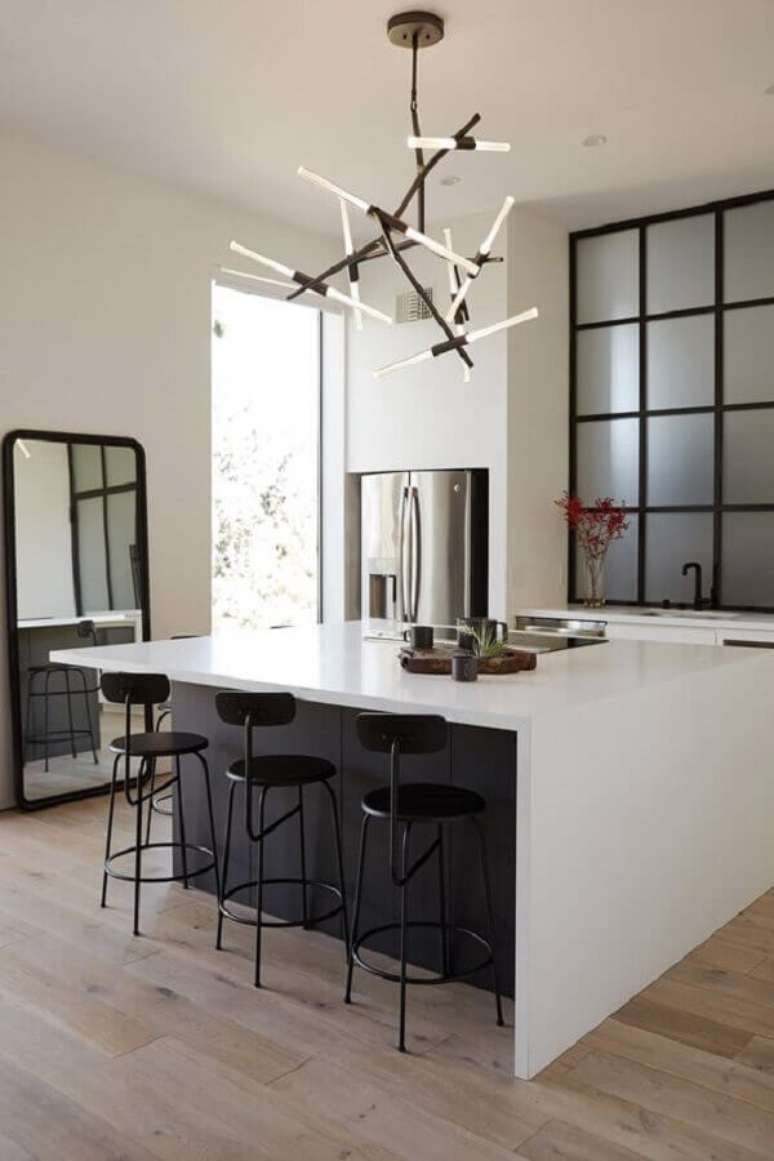 15. Escolha modelos de banquetas modernas para cozinha que sejam bem confort&aacute;veis &ndash; Foto: Lekker Home