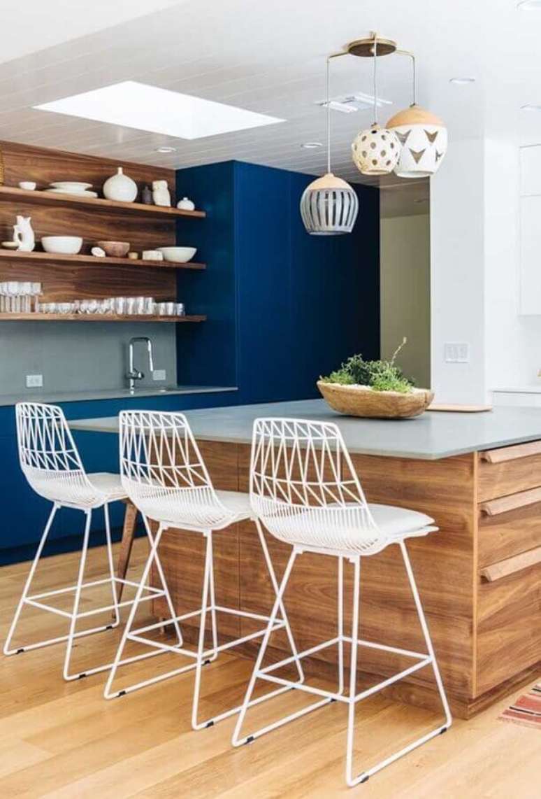 17. Banquetas modernas aramadas brancas para decoração de cozinha azul e com móveis de madeira – Foto: Pinterest