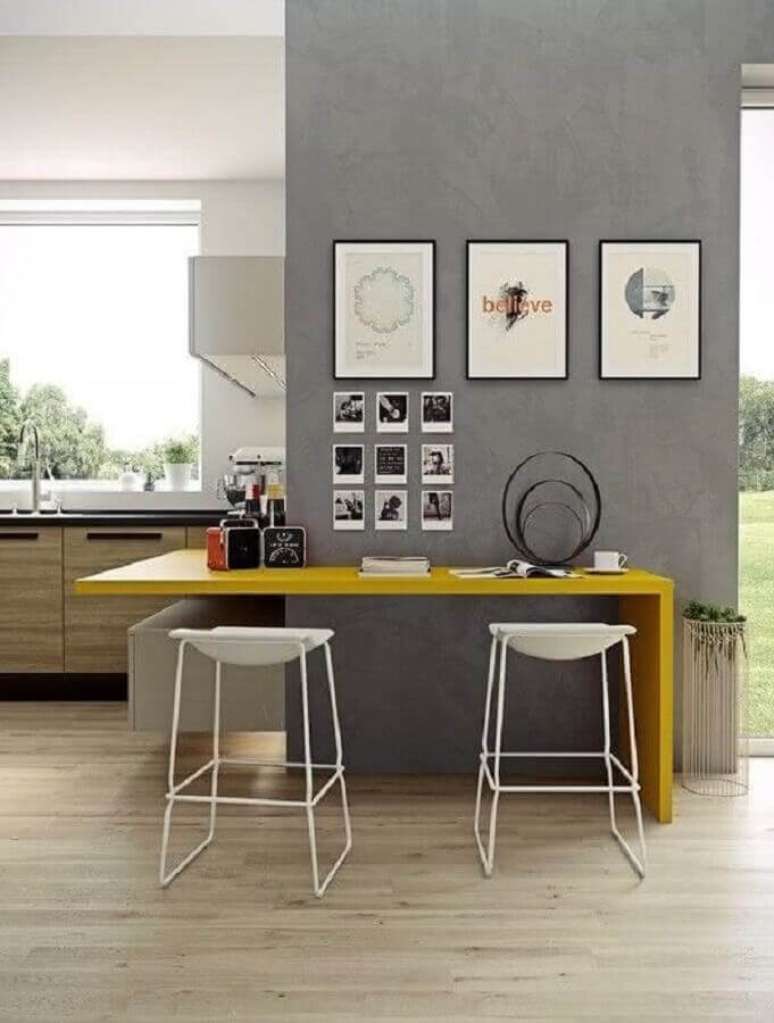 19. Modelo de banquetas modernas brancas para cozinha com bancada amarela – Foto: Assetproject
