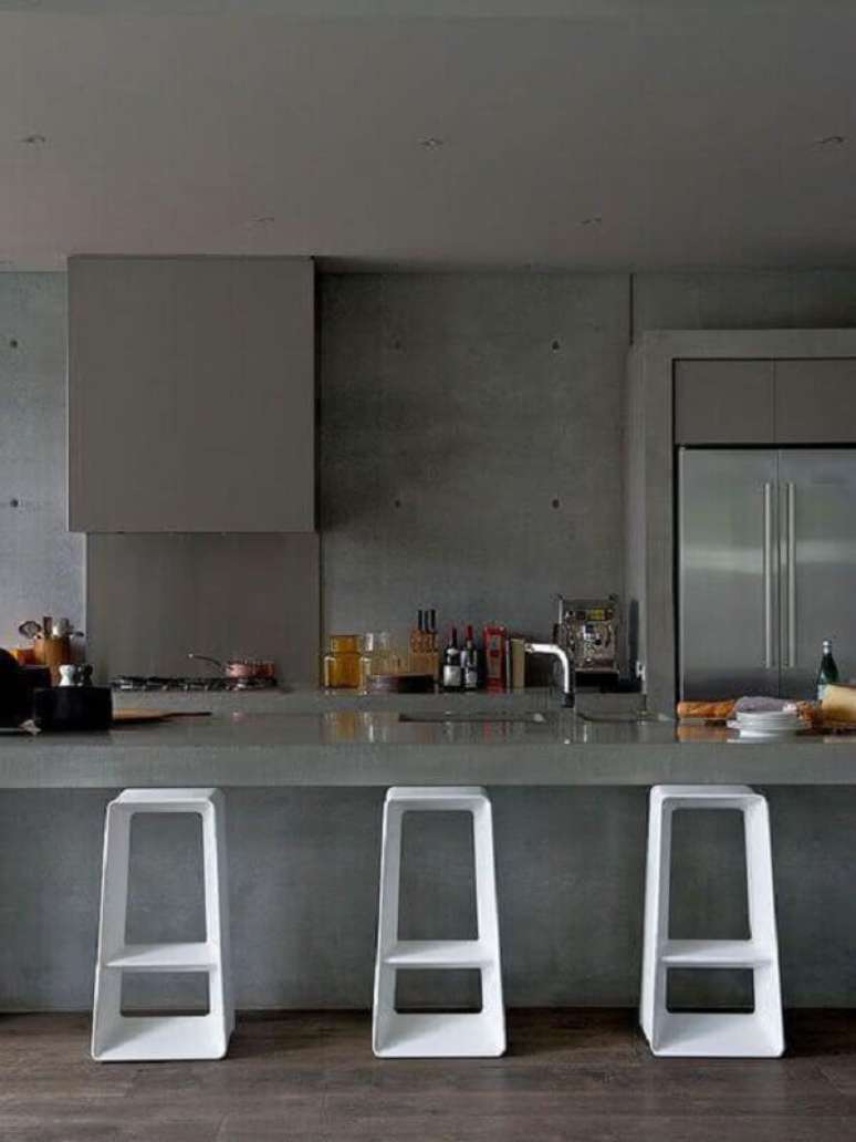 22. Decora&ccedil;&atilde;o com banquetas modernas com design arrojado para cozinha toda cinza planejada &ndash; Foto: Pinterest