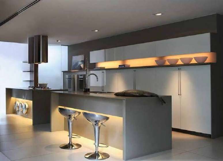10. O acabamento de metal das banquetas modernas garantem um toque ainda mais contemporâneo para a cozinha moderna – Foto :Webcomunica