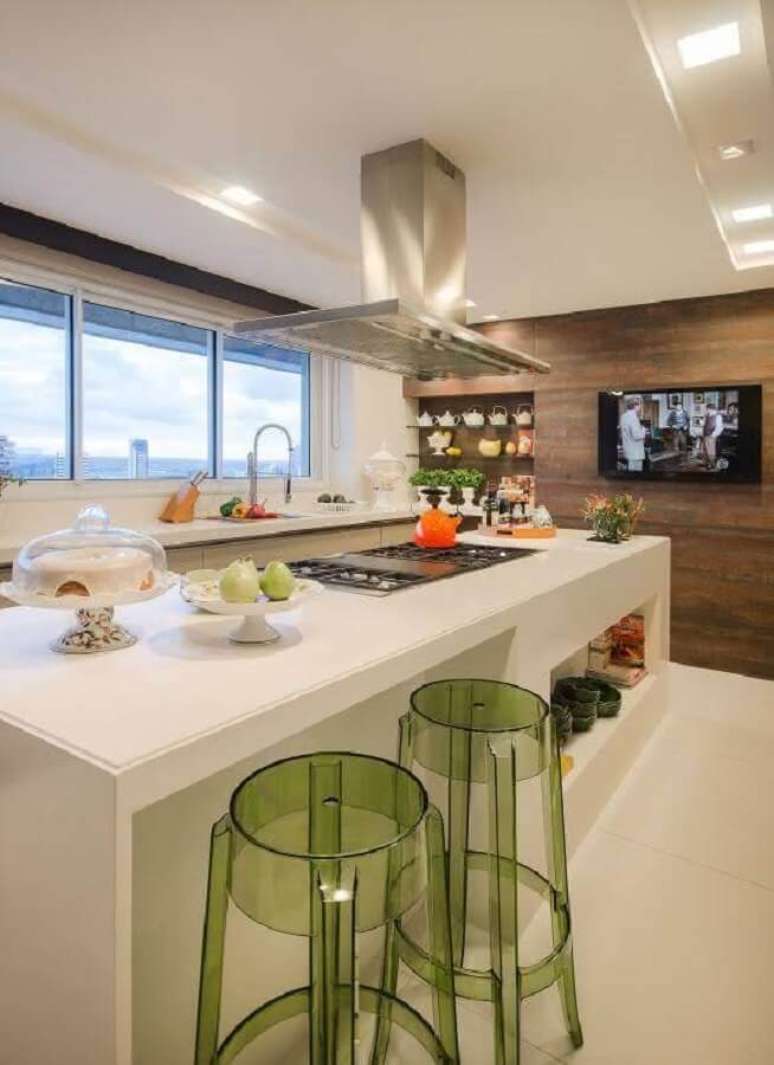 9. As banquetas modernas de acrílico verde deram um toque mais alegre na cozinha decorada em tons neutros – Foto: Chaves na Mão