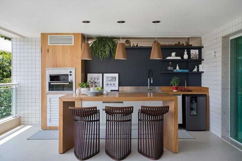 32. Banquetas modernas de madeira para decoração de área gourmet com churrasqueira – Foto: Casa de Valentina