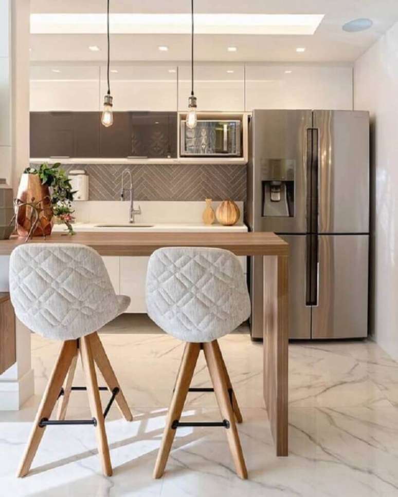 7. Invista em banquetas modernas com assento estofado para muito mais conforto – Foto: Decoração e Projetos