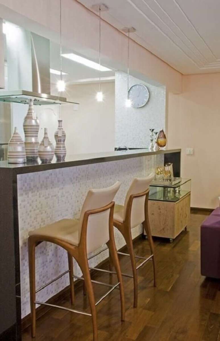 36. Banquetas modernas para cozinha americana &ndash; Foto: Claudia Sant Anna