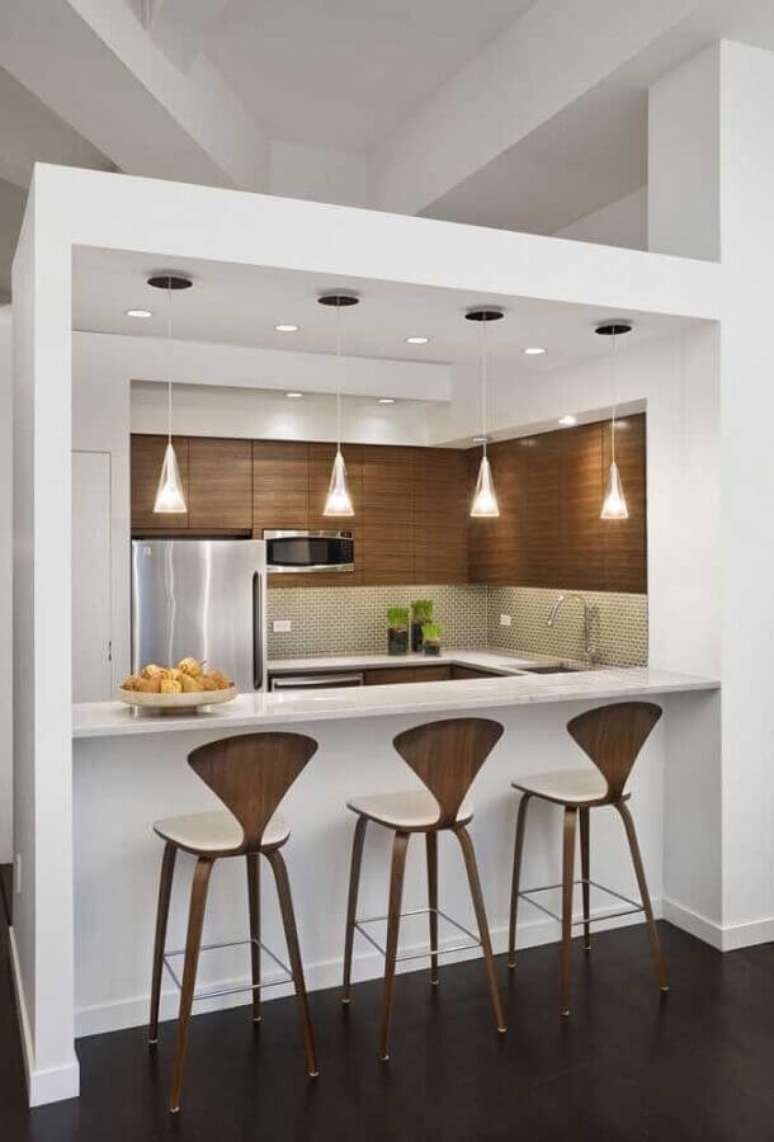 38. Banquetas modernas de madeira para cozinha americana pequena toda branca com revestimento de madeira &ndash; Foto: Decora&ccedil;&atilde;o e Projetos