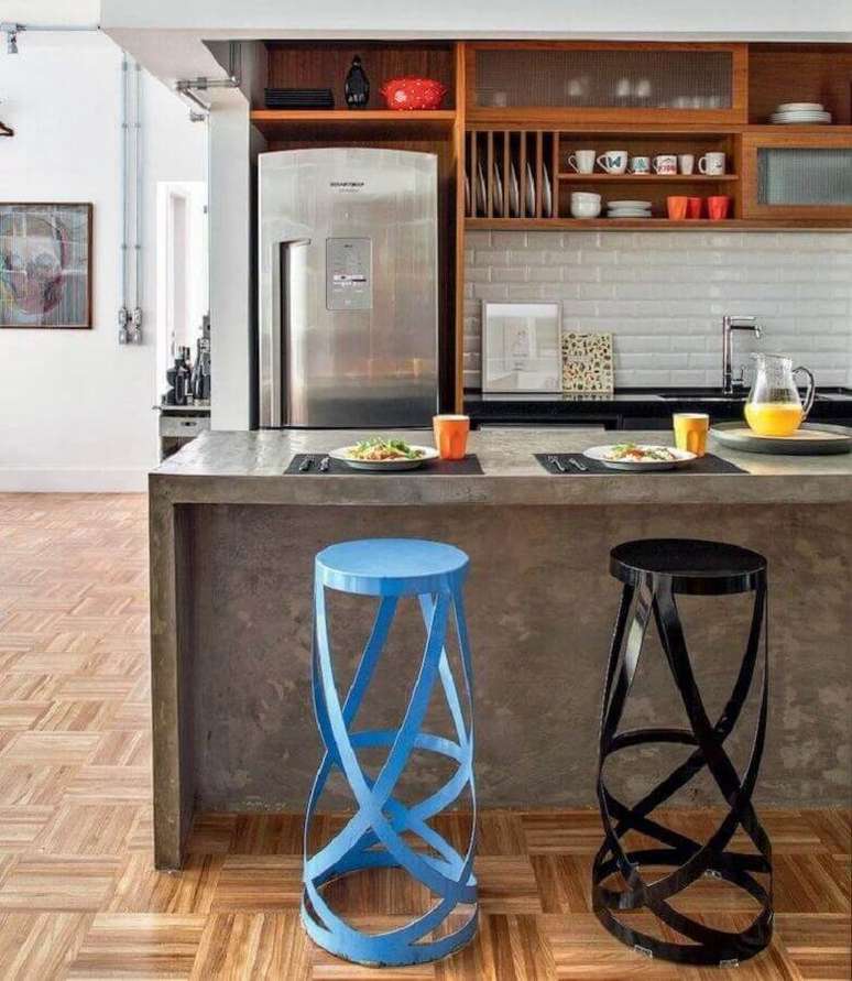 41. Você pode usar modelos diferentes de banquetas modernas para decorar a sua cozinha – Foto: IARQ Londrina