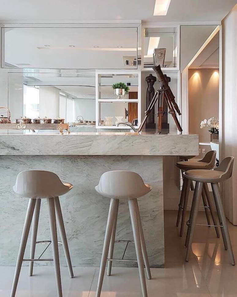 51. Lindos modelos de banquetas modernas para cozinha com decoração sofisticada – Foto: Max Mello Arquitetura