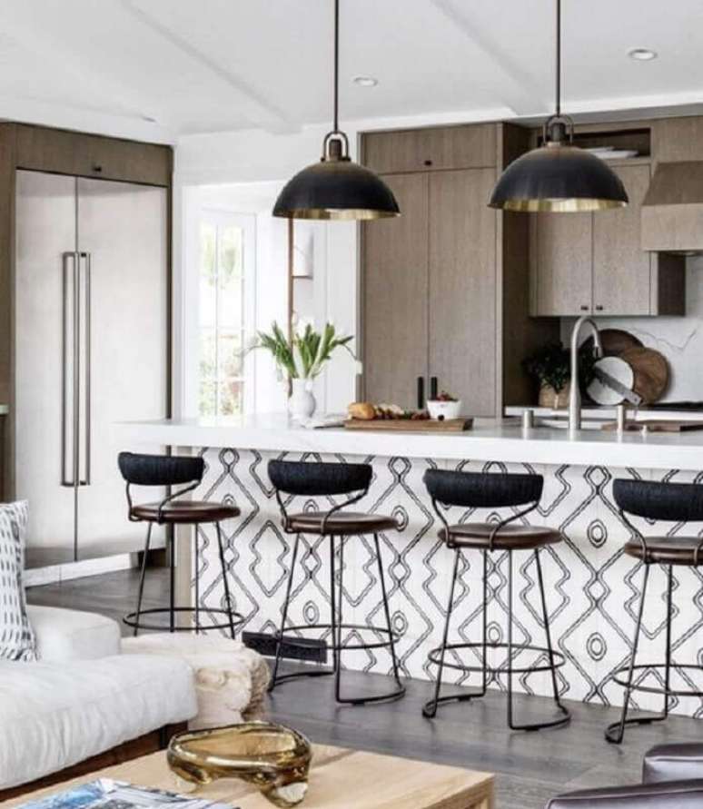 54. Cozinha decorada com banquetas modernas com encosto – Foto: Allied Maker