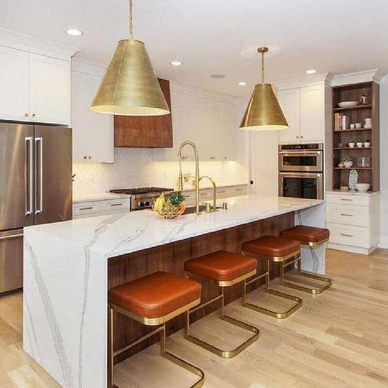 57. Cozinha toda branca decorada com banquetas modernas com assento de couro e estrutura dourada &ndash; Foto: Pinterest