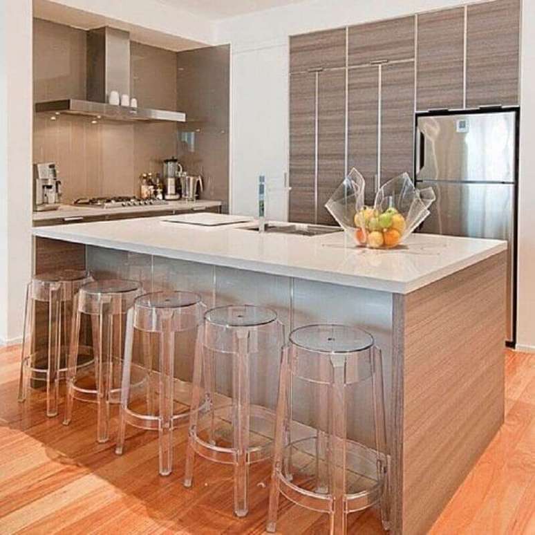 58. Decoração clean para cozinha com banquetas modernas de acrílico transparente – Foto: Dicas Decor