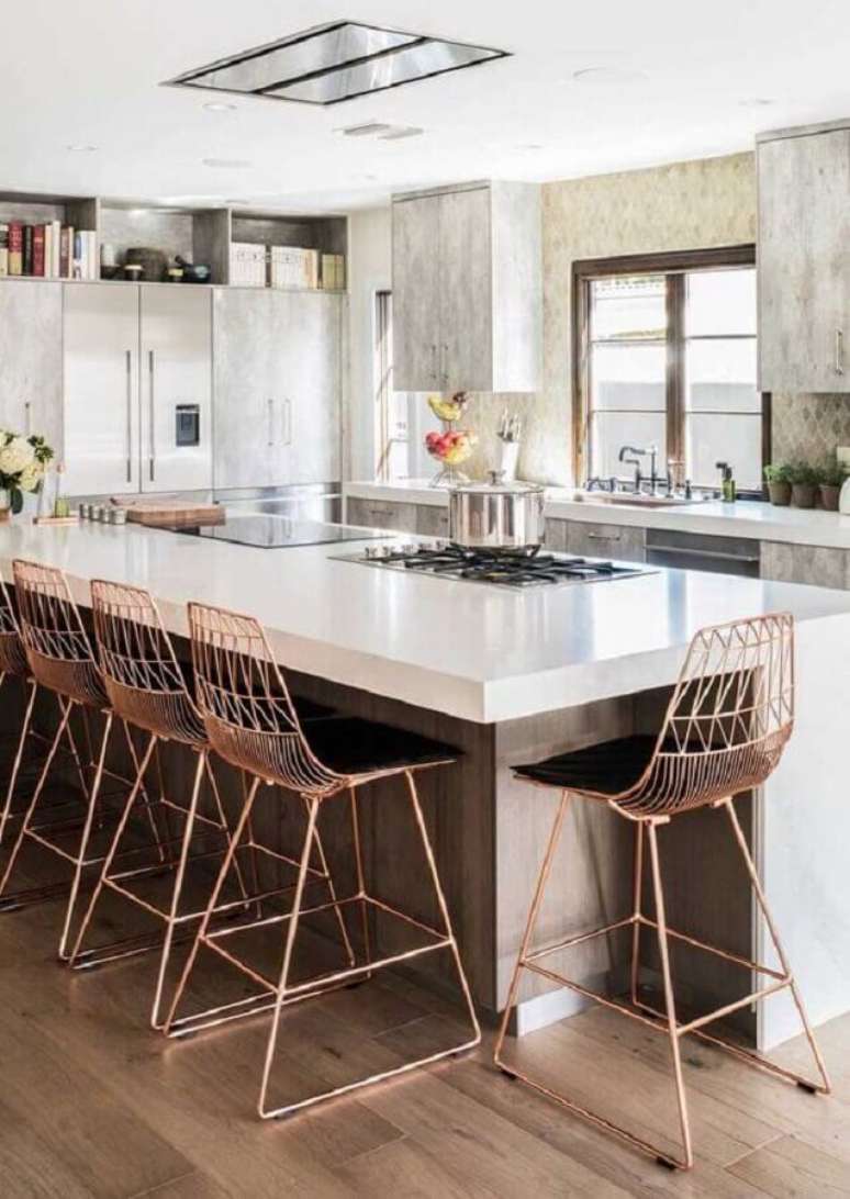 59. Decoração com banquetas modernas aramadas para cozinha com ilha grande e cooktop – Foto: Ideias Decor