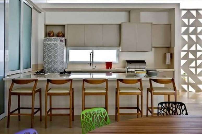 62. Decora&ccedil;&atilde;o com banquetas modernas para cozinha americana &ndash; Foto: Leo Romano