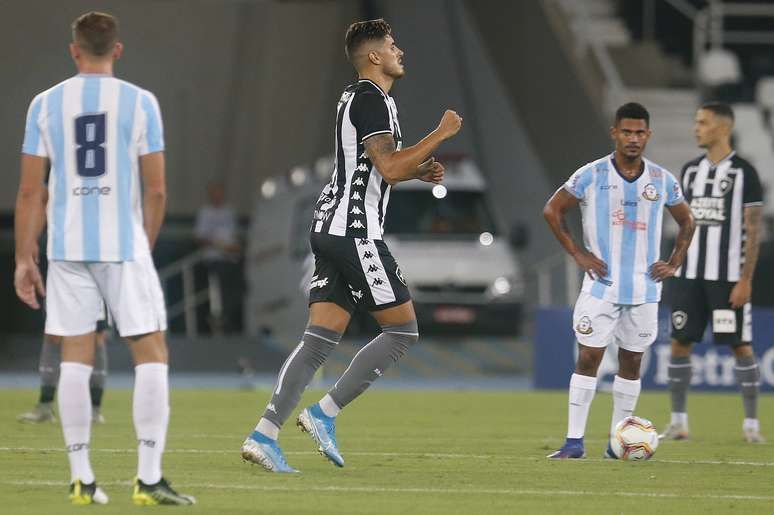 Botafogo derrota Macaé por 3 a 1 no Carioca