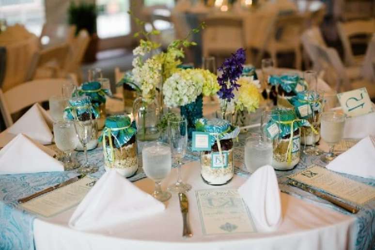 19. Lembrancinha de mesa com doce no pote- Foto: Kristine Aletha Weddings