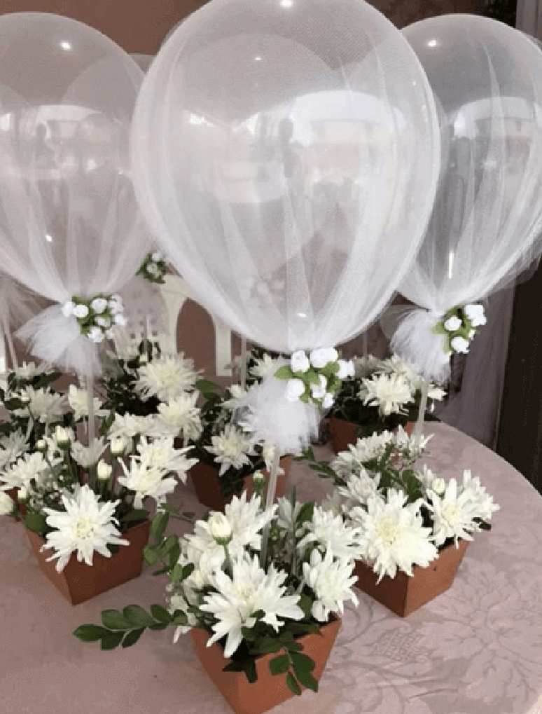 32. Lembrancinha centro de mesa com balão e flores – Via: Pinterest
