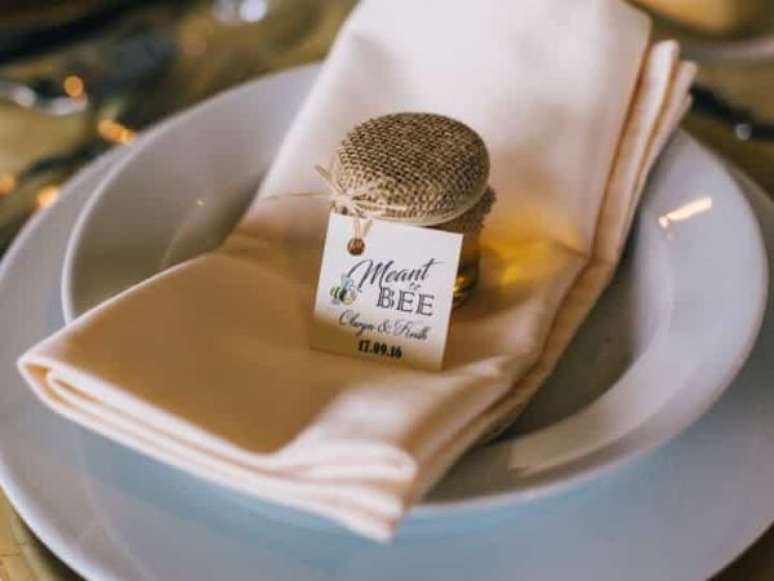 42. Lembrancinha de mesa para casamento com mel – Foto: Casamentos