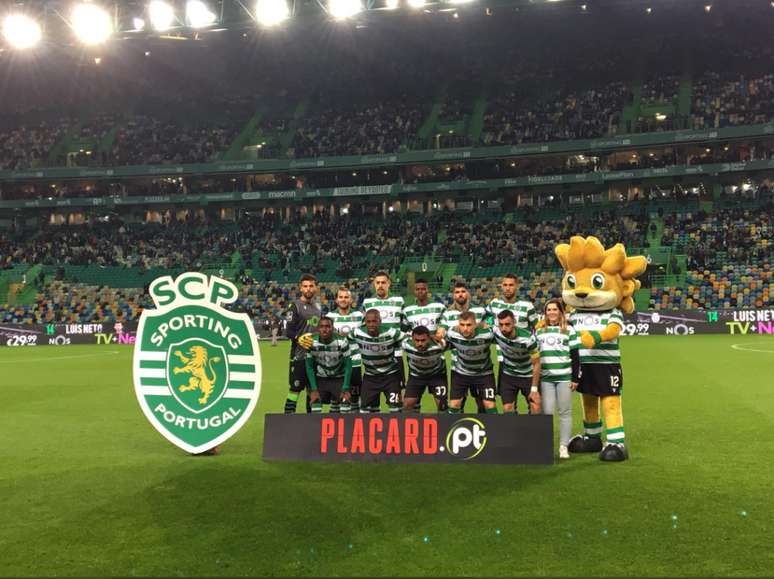 Jogadores posando para foto antes da partida (Foto: Divulgação/Sporting)