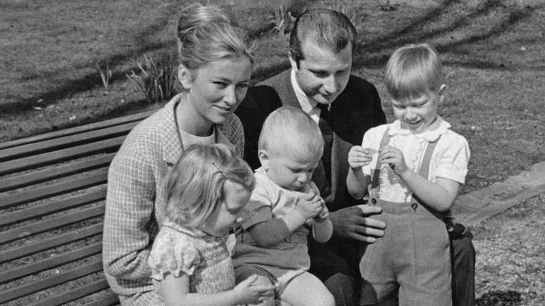 A princesa Paola da B&eacute;lgica (mais tarde, rainha Paola) e o ent&atilde;o pr&iacute;ncipe Alberto com os filhos em 1969