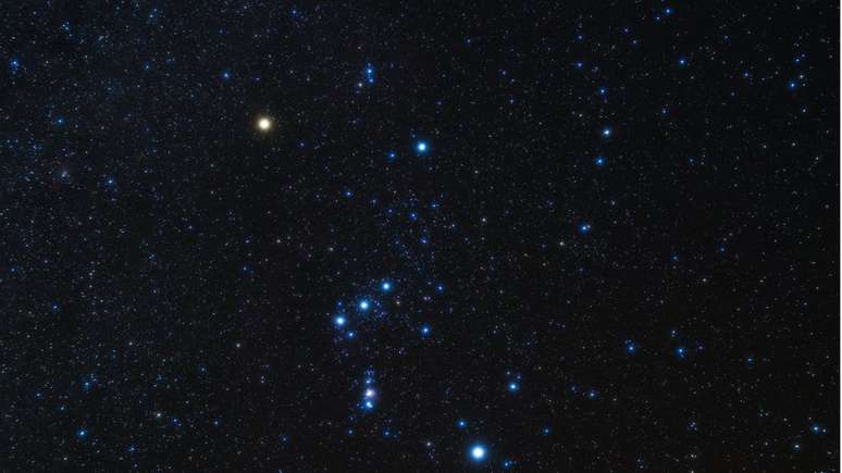 Betelgeuse (no canto superior esquerdo) está localizada na constelação de Orion, a quase 700 anos-luz da Terra