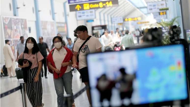 Diversos países adotaram triagem e medidas de monitoramento de passageiros em aeroportos