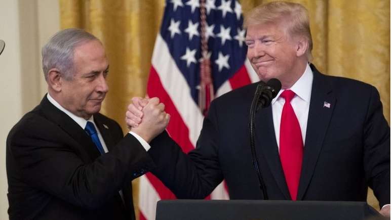 Anúncio de plano de paz ocorre enquanto Trump e Netanyahu enfrentam tentativas de tirá-los do poder