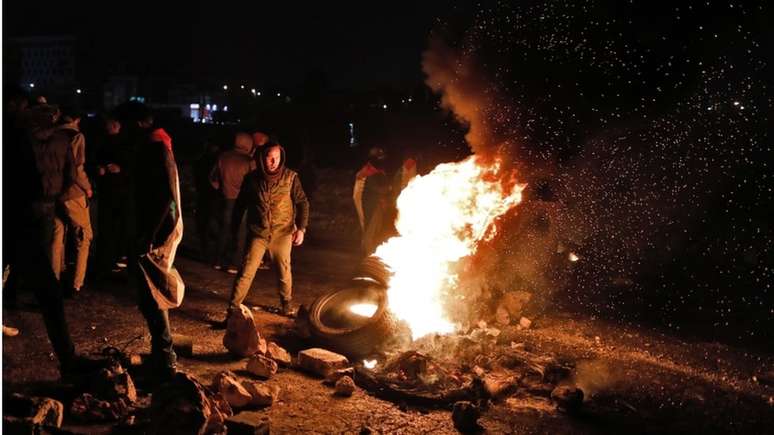 Palestinos protestaram contra o plano de Trump nesta terça, antes do anúncio oficial