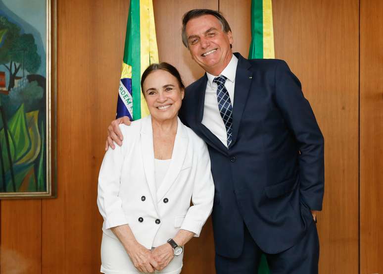 Bolsonaro diz que vai ligar para Regina Duarte para ver disponibilidade de nomeação sair amanhã