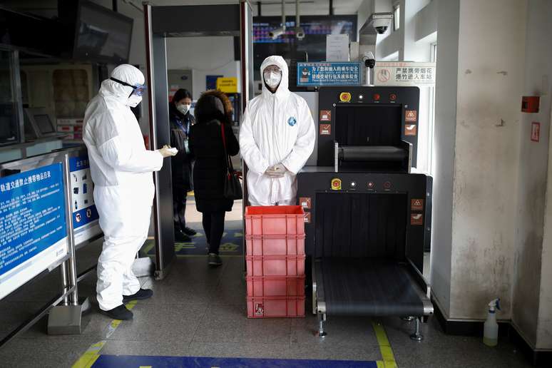 Funcionários com roupa de proteção em estação de metrô de Pequim
28/01/2020
REUTERS/Carlos Garcia Rawlins