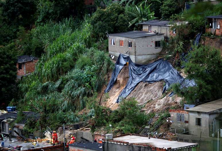 Equipes de resgate trabalham em área atingida por chuvas em Vila Ideal, Belo Horizonte 24/1/2020 REUTERS/Cristiane Mattos