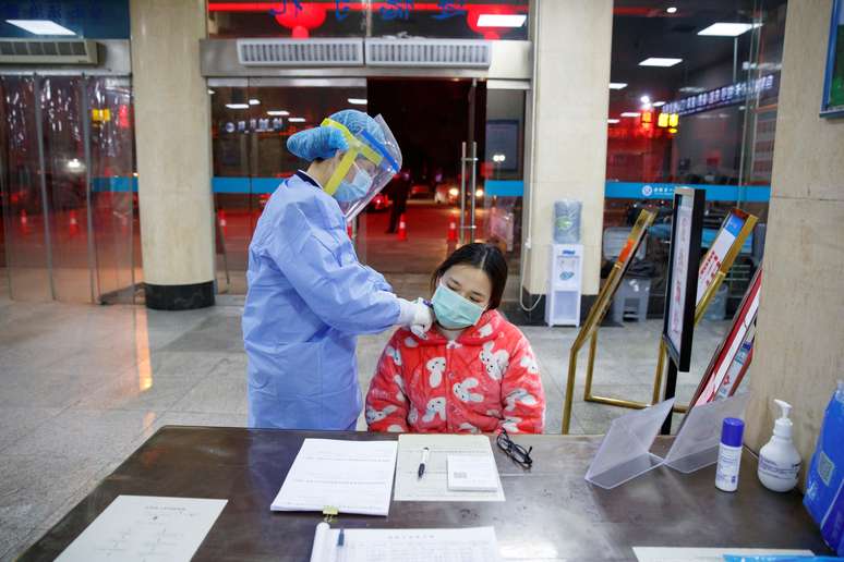 Enfermeira mede temperatura em hospital em Yueyang, Província de Hunan, por causa do coronavirus 28/1/2020  REUTERS/Thomas Peter