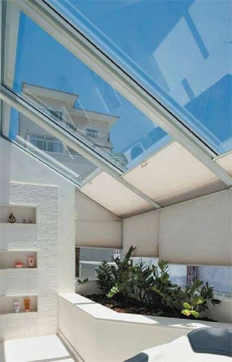 24. A cobertura de vidro facilita a entrada de luz solar – Fonte: Pinterest