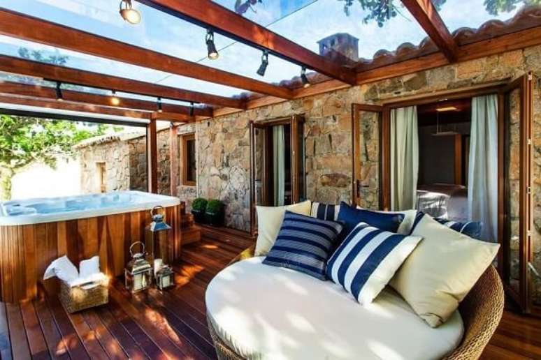 7. &Aacute;rea de lazer com cobertura de vidro e parede de pedra &ndash; Fonte: Juliana Pippi