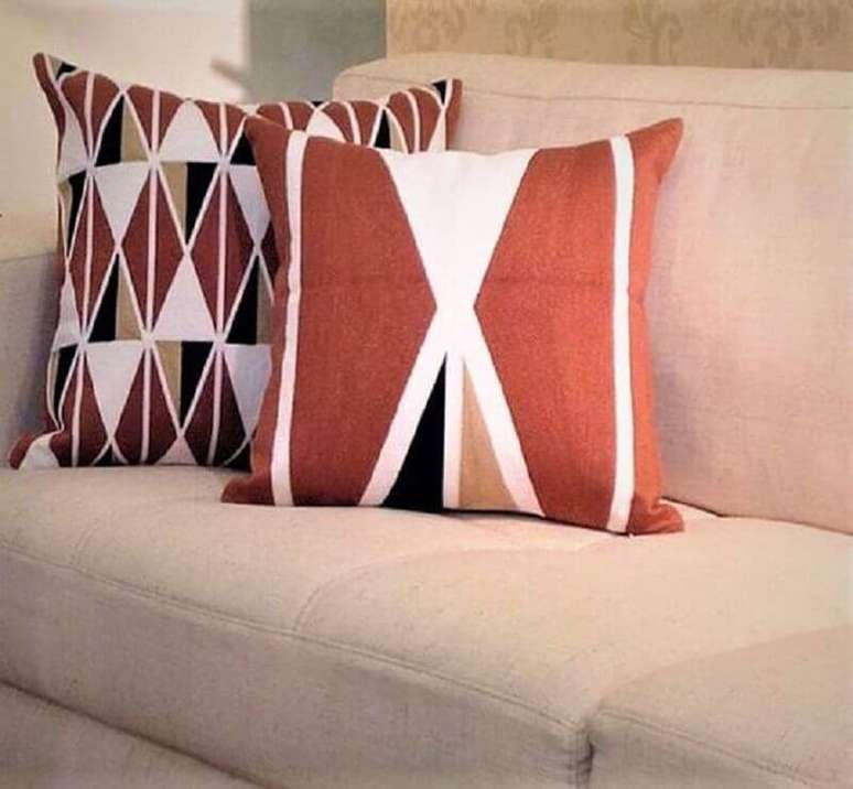 10. A cor terracota pode ser usada nos detalhes da decora&ccedil;&atilde;o como atrav&eacute;s de almofadas decorativas &ndash; Foto: Webcomunica