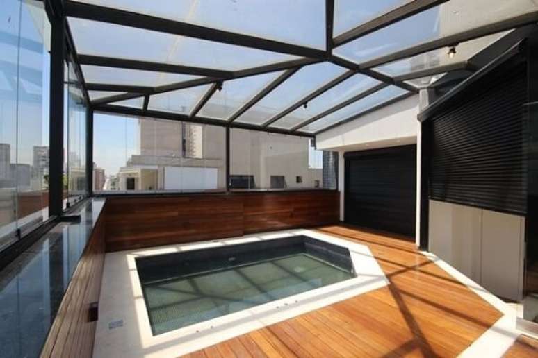 13. Ambiente com cobertura de vidro e deck de madeira &ndash; Fonte: Revista Viva Decora