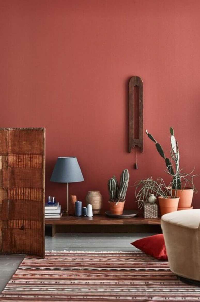 11. Cor de parede terracota para ambiente decorado com v&aacute;rios vasinhos de plantas &ndash; Foto: Mil Ideas