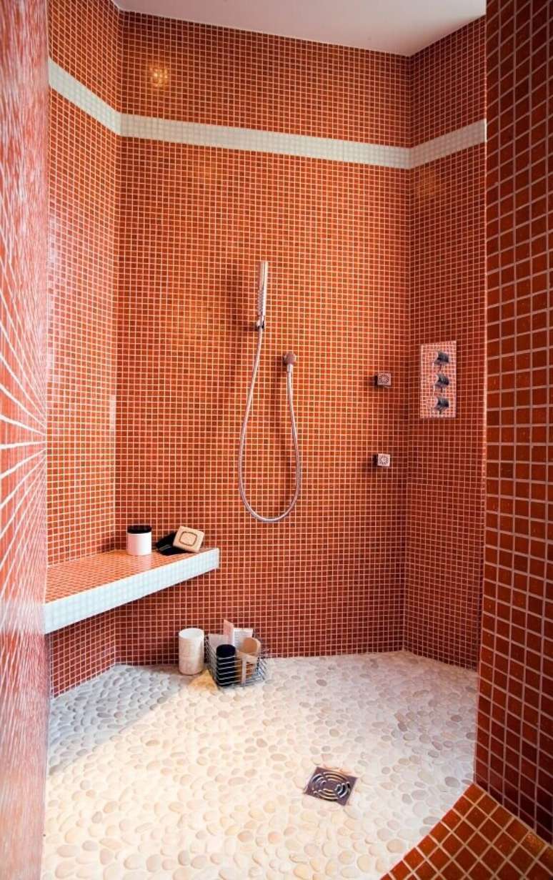 9. Banheiro decorado com pastilhas na cor terracota – Foto: Maison & Travaux